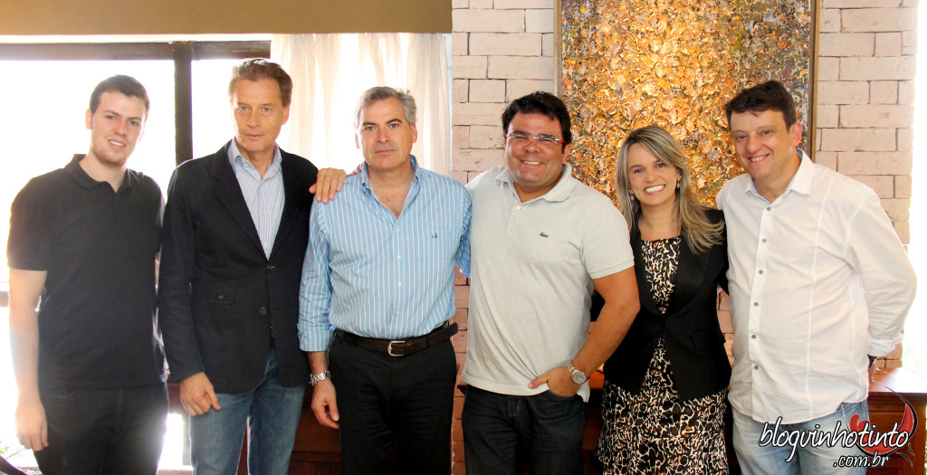 Da esq. pra dir.: Ayrton Gissoni (Blog Enofilia), Alberto Antonini e Sebastián Bisquert (Vinícola Bisquertt), Gentil Martins (Art du Vin), eu - Etiene Carvalho - (Blog Vinho Tinto) e Marcos Rachelle (Art du Vin).