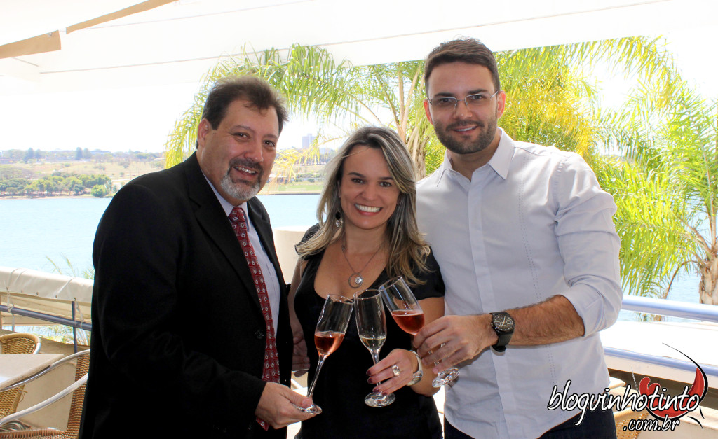 Ladeada por Rodrigo Leitão (à esq.) e César Santos (à dir.) - os idealizadores e organizadores do evento que divulga o espumante brasileiro - reconhecidamente um dos melhores do mundo - em Brasília