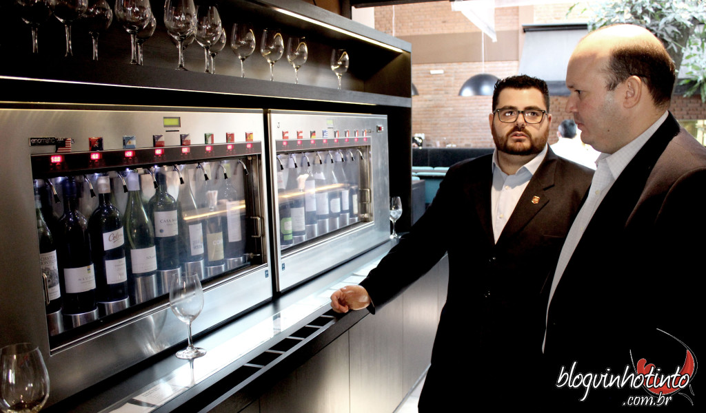 O prestativo sommelier Gabriel xxxx (ao fundo) sempre a postos para indicar um vinho ao cliente ou ensinar a manusear as enomatics