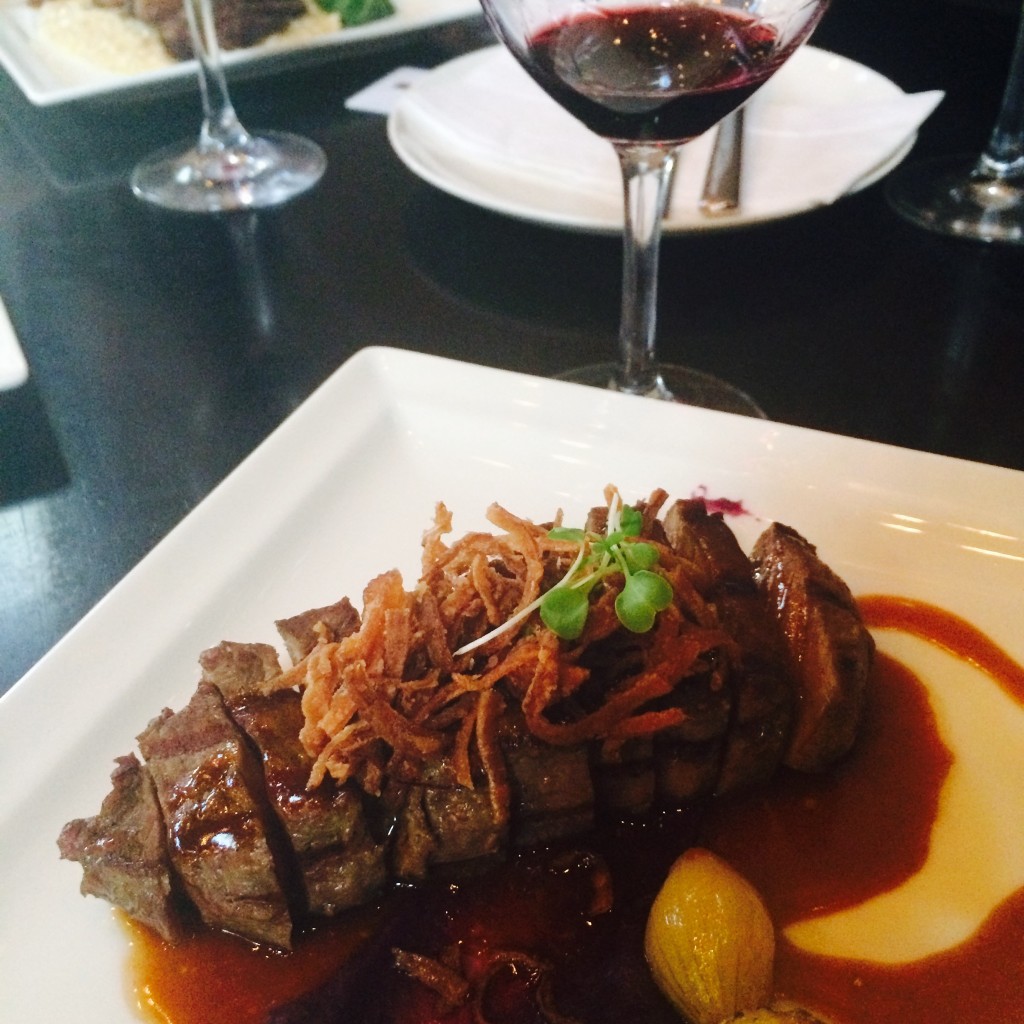 A taça do maravilhoso Douro Pintas Character (R$22 a taça de 30ml) ficou perfeita com esse entrecôte de Angus com purê de batata roxa e cebola confit.