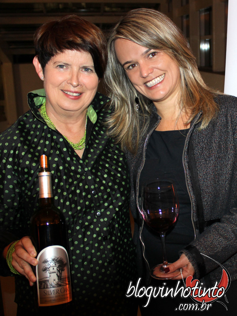 Na foto com Viven Gay, Embaixadora da Silver Oak e Presidente do Conselho do Comitê Internacional de Napa Valley Vintners