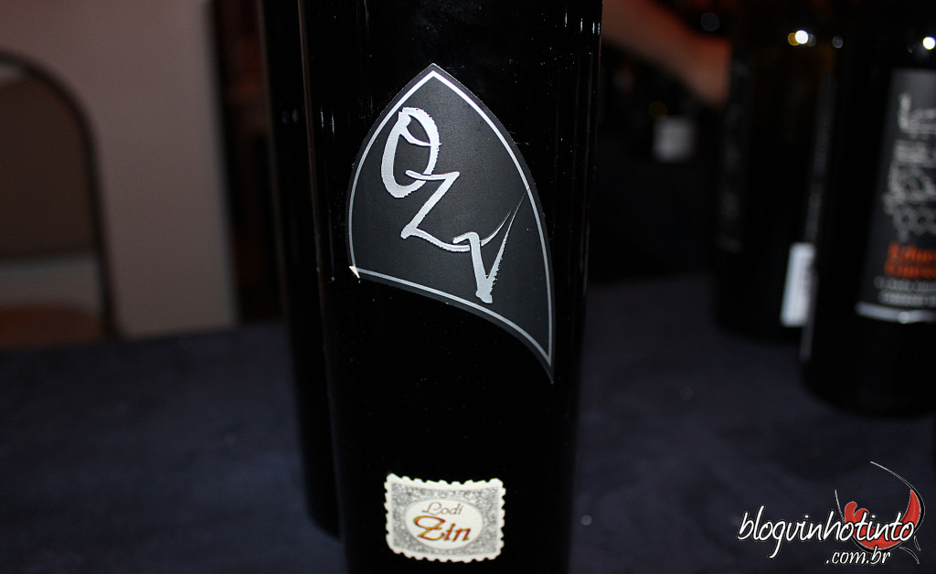 OZV - Já havia falado dele no blog: frutas negras e um toque de pimenta e especiarias, especialmente cravo – algo que confere um sabor exótico a esse vinho.