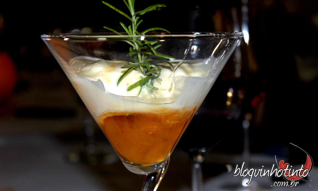 Compota de pêssegos frescos com calda de especiarias e sorvete de fior di latte: sobremesa.