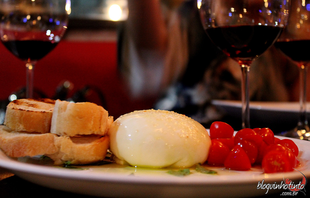 A burrata artesanal com tomate, sweet grape e basílico completou a degustação em alto estilo