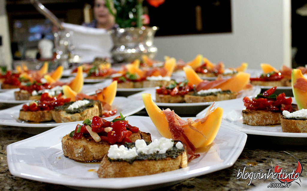 Bruschettas de sweet grape, alho e manjericão e de pesto e cottage. Os detalhes fazem a diferença.