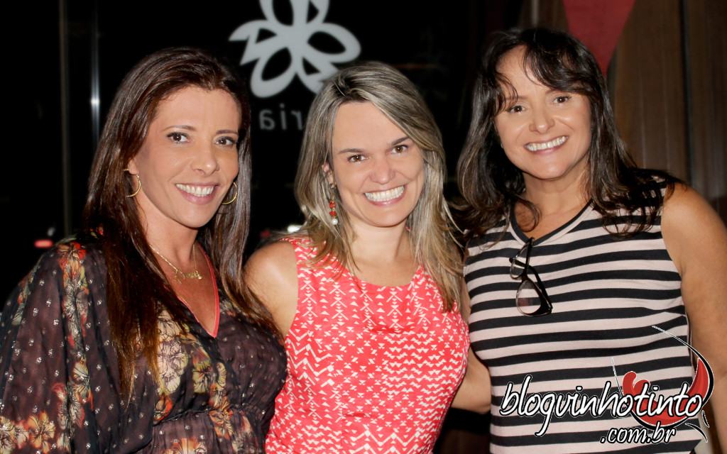 Ladeada pelas organizadoras e idealizadoras do evento (à dir) Claudia Silva e (à esq) Simone Coutinho