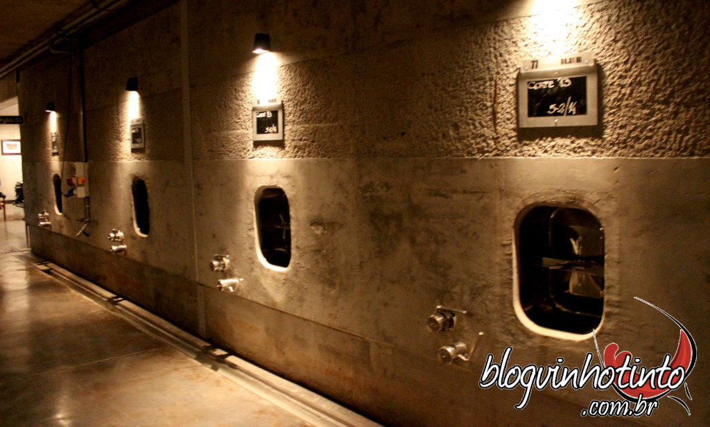 Cada um desses tanques de cimento está conectado com tanques de fermentação que estão sobre eles. O vinho após fermentado desce por gravidade (para haver menos oxidação) para descansar nos tanques de cimento antes de serem engarrafados.