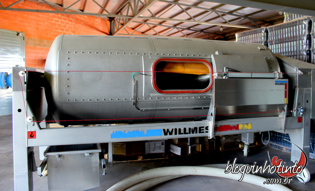 Prensa pneumática - conta com auxilio de ar para o processo de desengace das uvas.