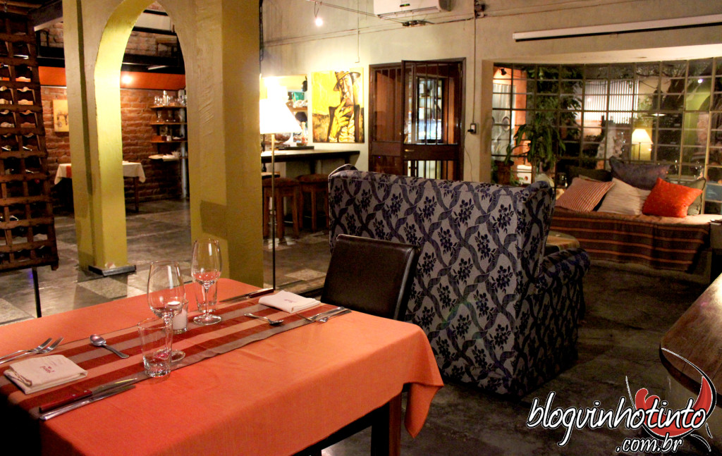 Os clientes podem se acomodar na sala para jantar...