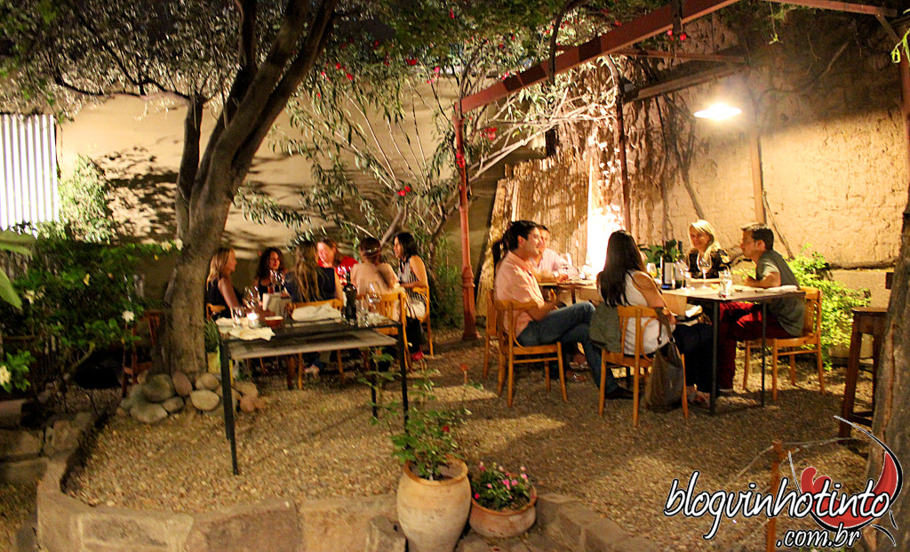 ...ou no pátio, ao ar livre, e podendo dividir a mesa com outros turistas que também fizeram reservas antecipadas
