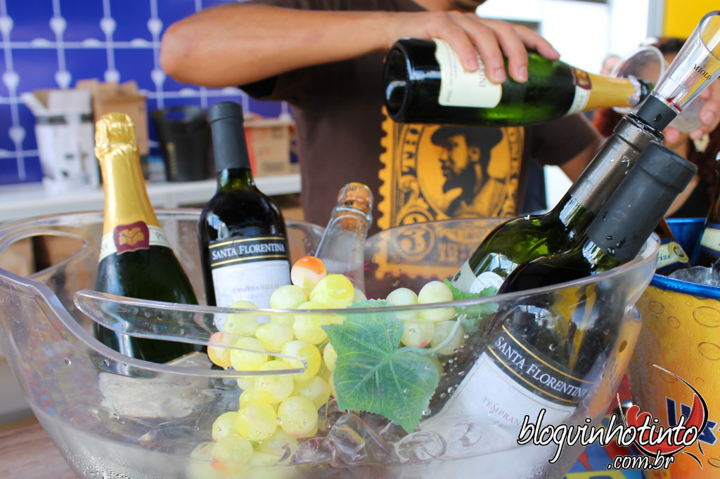 Não faltou vinho nem espumante para acompanhar os deliciosos pratos que estavam sendo vendidos no evento