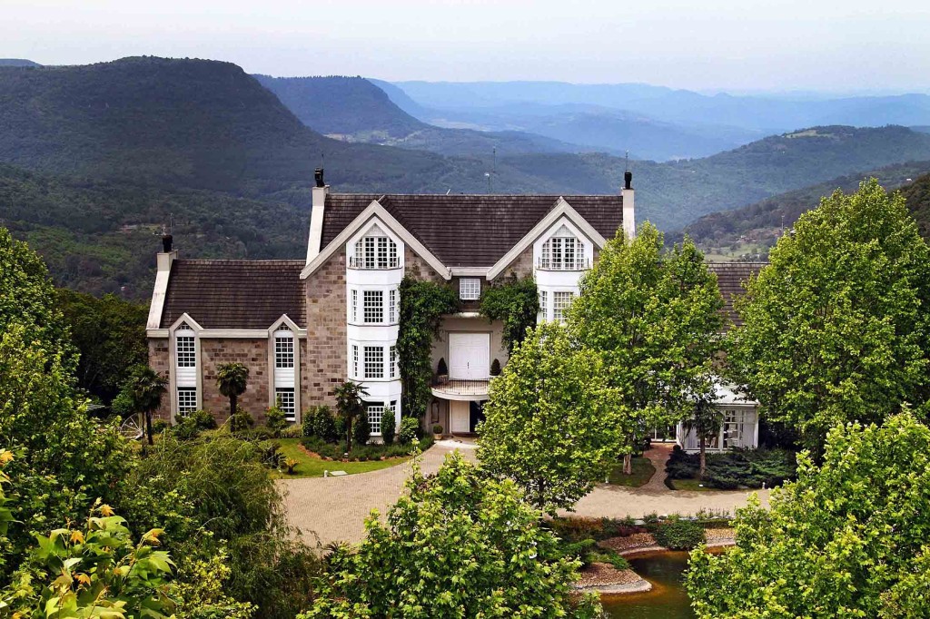 Saint Andrews - o primeiro exclusive house do País, é membro da seleta Cadeia Relais & Châteaux e sinônimo de conforto, sofisticação e privacidade