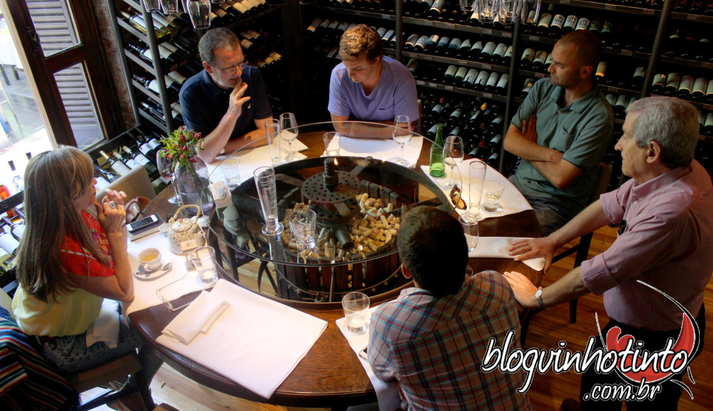 Opção: há também a possibilidade de almoçar no meio da adega