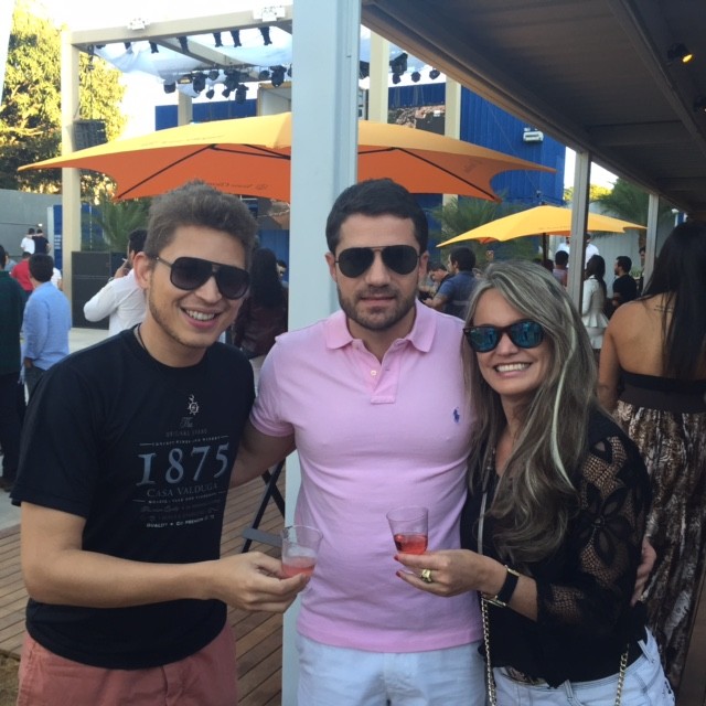 Brindando com Rafael Sá, representante da Casa Valduga, e Albert Limoeiro, um dos sócios do Beach Club.