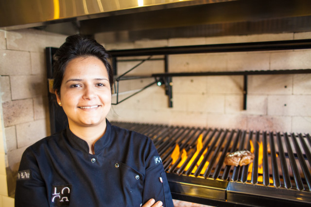 A Chefe brasiliense inspirou-se no renomado chef argentino Francis Mallmann, que ganhou notoriedade internacional com sua culinária do fogo elevada à alta gastronomia