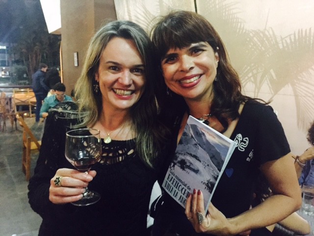 Eu e Adriana Magalhães (do Blog Atravessar Fronteiras) na noite de lançamento do Guia de Bariloche