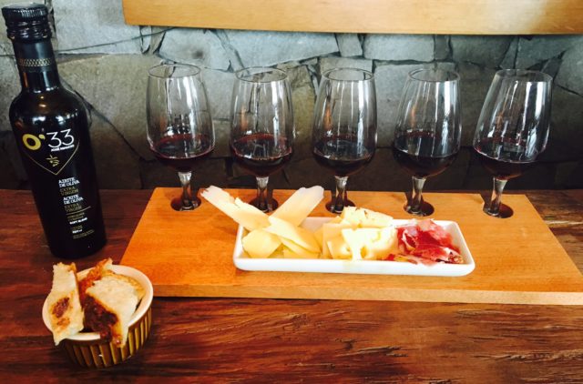 Nada de Enomatic. O serviço no MvD é feito pelo sommelier em tábuas que podem ter de 3 a 5 tipos de vinhos para serem apreciados com petiscos finos.