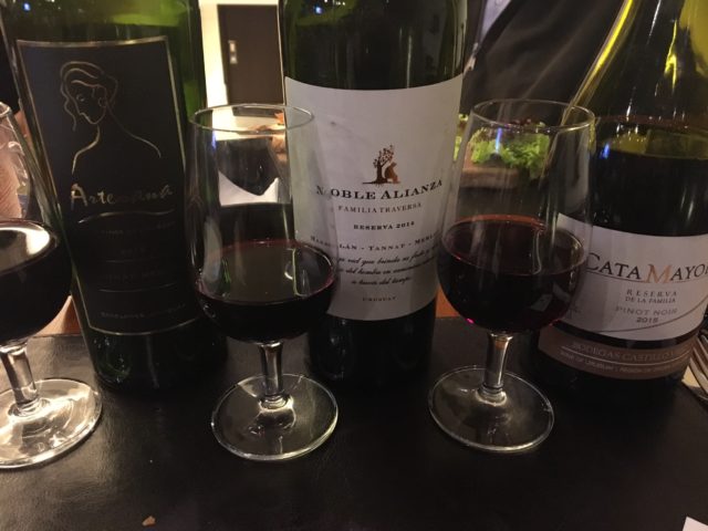 A cada dia são servidos três taças de três vinhos de diferentes vinícolas. Os temas são variados.