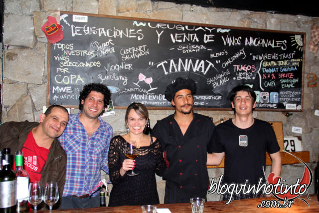 Eu brindando com a equipe do Es Mercat Gastro Bar e com a Equipe do Montevideo Wine Experience