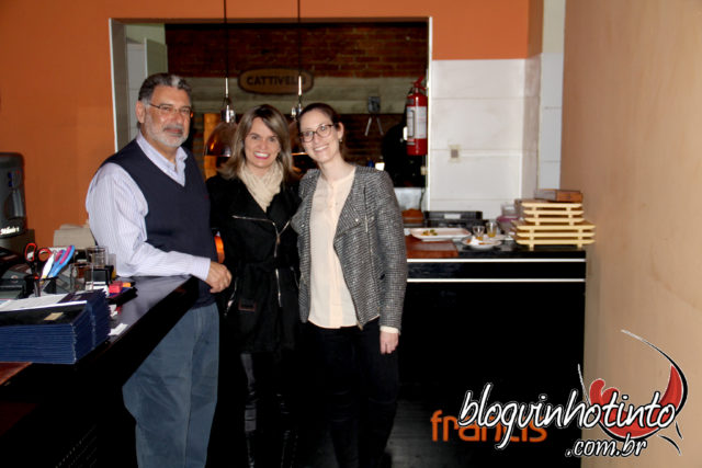 Eu, no restaurante Francis Carrasco, ladeada pelo proprietário do local, Alberto Latarowski, e por sua filha Mariel, Latarowski, Gerente-Geral do estabelecimento.