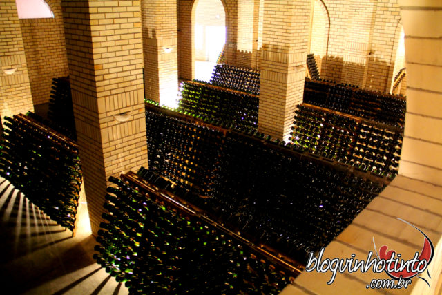 O espaço é repleto de espumantes em pulpitres
