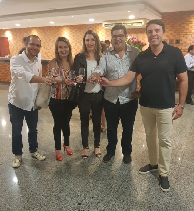 Brindando com os amigos do Mundo do Vinho