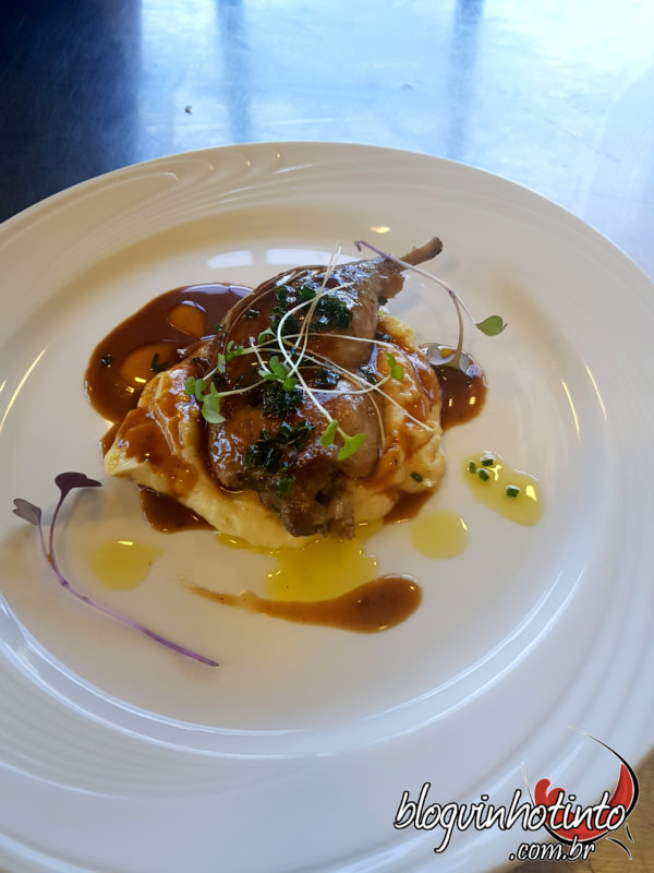 Coxa de Pato Confit ao molho de vinho licoroso com purê de batatas