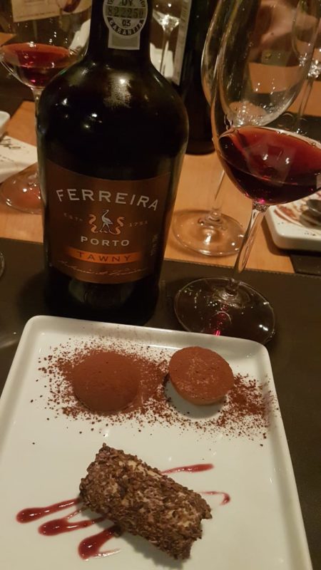 Pra finalizar um vinho do Porto que harmonizou perfeitamente com a sobremesa.