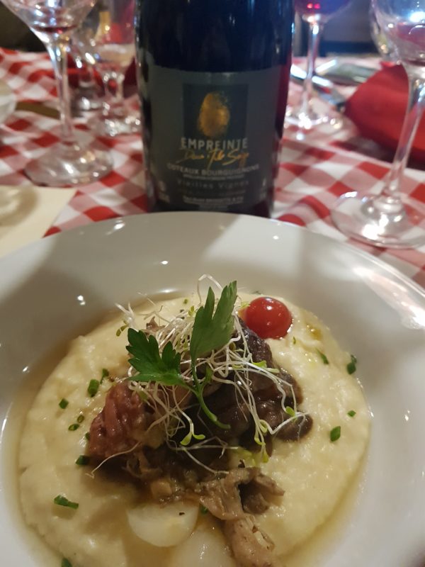 Boeuf bourguignon, purê de batata com alho assado, cebolas, bacon, tomates confit em consome de cogumelos