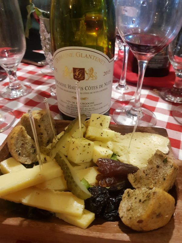  Porção de queijos diversos, tâmaras e ameixas