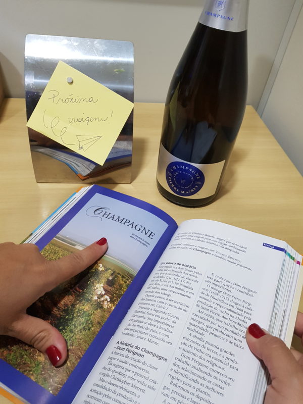 O livro tem leitura fácil e gostosa e também traz informações históricas e fala sobre o desenvolvimento e a produção de vinhos.