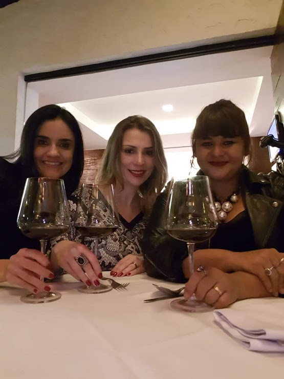 Vivi Araújo (@Ilovevinhos), eu (@vinhobonzao e @blogvinhotinto) e Lu Barbo (@lucianabarbo)