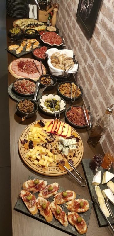 Buffet a quilo com queijos artesanais e frios variados