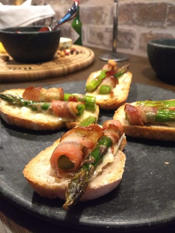 Destaque para a tapa de queijo brie, aspargo e bacon