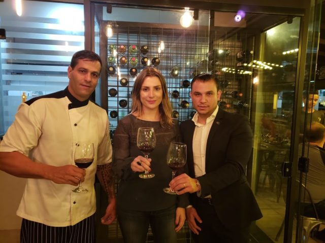 Chef e proprietário do Blend Marcello Lopes, Bianca Dumas e o sommelier Eugenio Cue