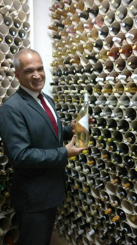 O Sommelier Leonildo Santana na adega do Restaurante Dom Francisco, em Brasília-DF