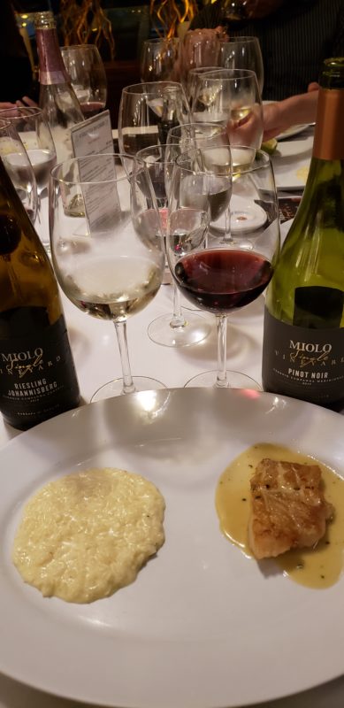 risoto de limão com filé de peixe grelhado ao molho de ervas e azeite extra virgem com Riesling e Pinot Noir da linha Miolo Single Vineyard