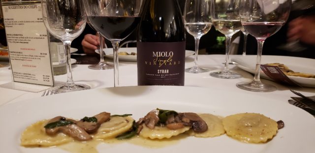  Para acompanhar o Raviolli de Vitelo foi servido o Syrah da linha Miolo Single Vineyard
