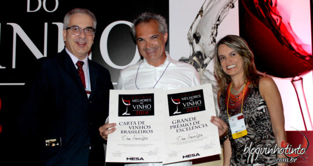 Leonildo Santana ladeado por Carlos Paviani, do Ibravin, e Etiene Carvalho do Blog Vinho Tinto em premiação realizada em São Paula pela revista Mesa