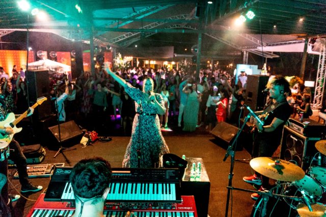 Adriana Samartini animou o evento cantando o melhor do Axé, Samba e MPB