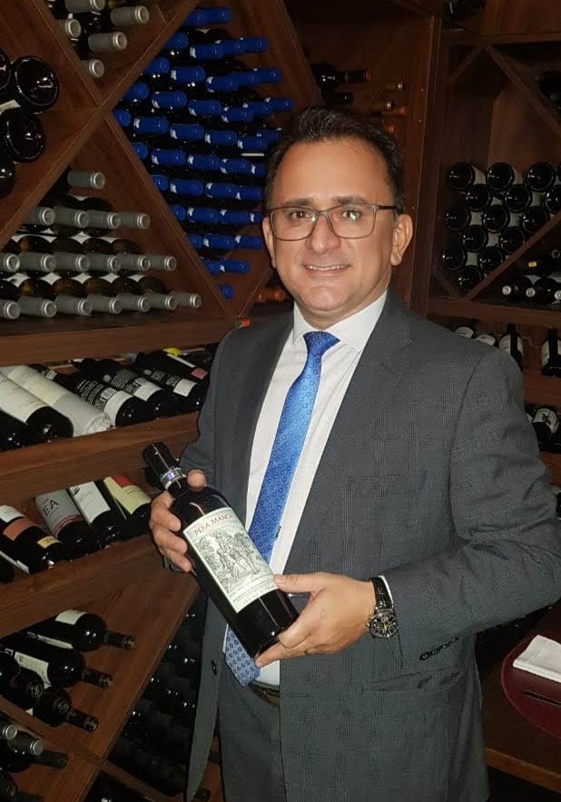 Cintra Neto na adega do Restaurante Bartolomeu de Brasília