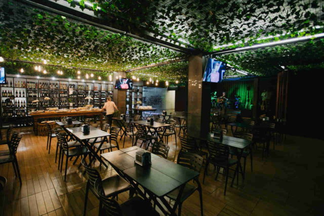 Área interna do Amsterdam Wine Bar & Beer Garden - Foto Rayan Ribeiro 