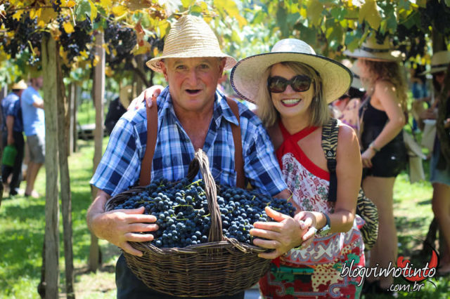Eu e Nei Tomasi, que atua na vindima da Cainelli