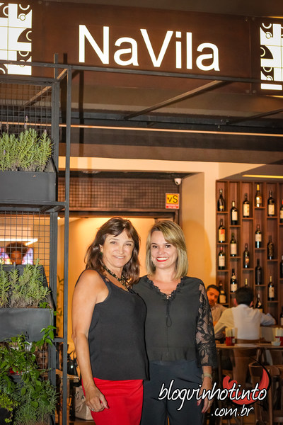 eu, ao lado de Eliane Simões, sócia-proprietária e sommelier responsável pela carta de vinhos do local