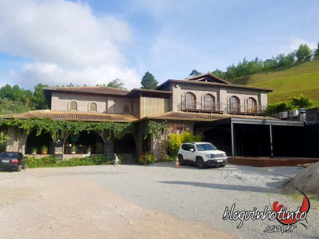 Arquitetura interessante: toda feita em pedra basalto vinda do RS