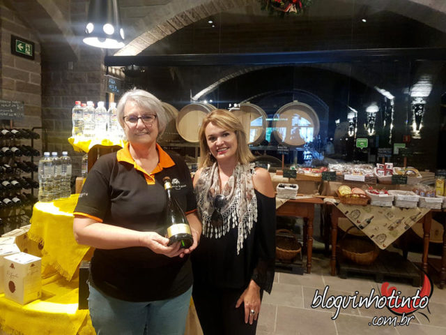 Ao lado de Justina Fardo