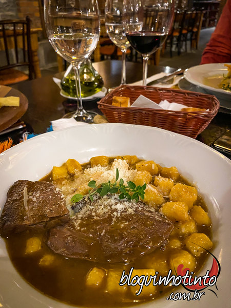 Nhoque de mandioquinha e carne ao brasato