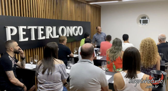 Fim da visita na sala de degusta'c~ao com produtos da vinicola