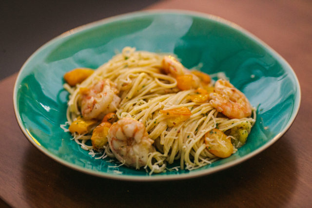 talharim caseiro com camarão e tomates amarelos