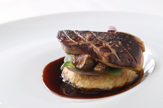 Escalope de foie gràs com tatin de figo - crédito DUO Fotografia